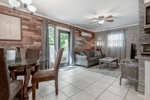 Dexters Cottage Near Downtown and cafes in Tampa, USA