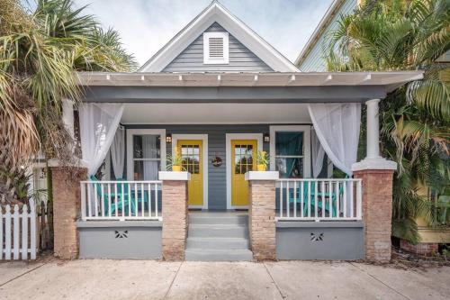 Gambino Getaway Shotgun style apt in the heart of Ybor City in Tampa, USA