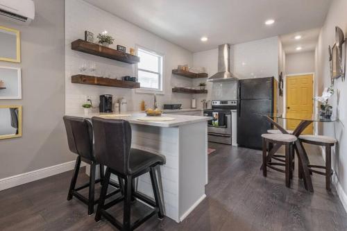 Gambino Getaway Shotgun style apt in the heart of Ybor City in Tampa, USA