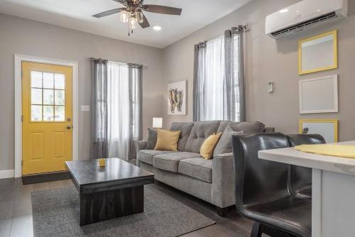 Gambino Getaway Shotgun style apt in the heart of Ybor City in Tampa, USA