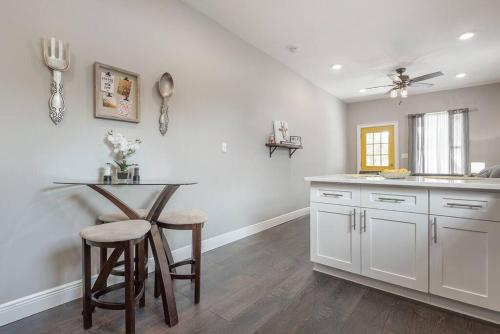 Gambino Getaway Shotgun style apt in the heart of Ybor City in Tampa, USA