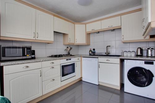 ST AUSTELL - Spacious Home, High Speed Wi-Fi, Free Parking, Garden, Swindon (zdjęcie 2)
