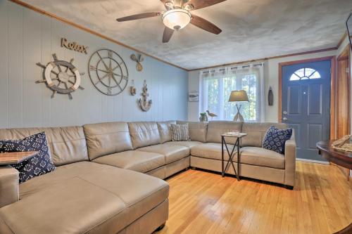 Football Fans Lake Retreat - 5 Mins to Gillette! in Plainville, USA