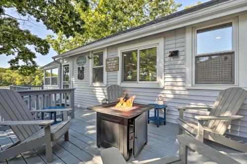 Football Fans Lake Retreat - 5 Mins to Gillette! in Plainville, USA