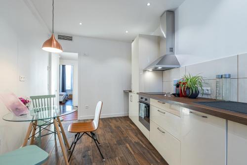 LE 323 PROM - BEACHFRONT - PARKING - NEAR TRAM &SUPERMARKET - AC - washing machine, Nice (fotografie 5)