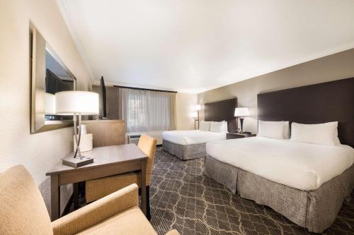 2 queen beds