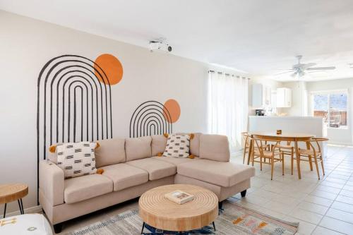 Pet+Familyfriendly•100”Projector•Mins to JTNP•View in Twentynine Palms, USA