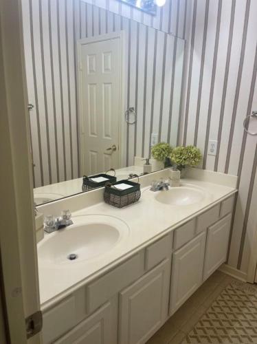 Unwind and Relax 4 Bedroom Stay in Humble, USA