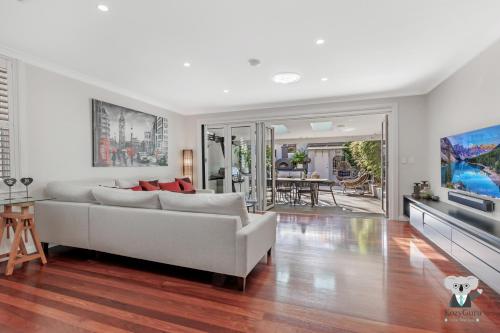 KOZYGURU / Redfern / Comprehensive Funky /5 Bed House