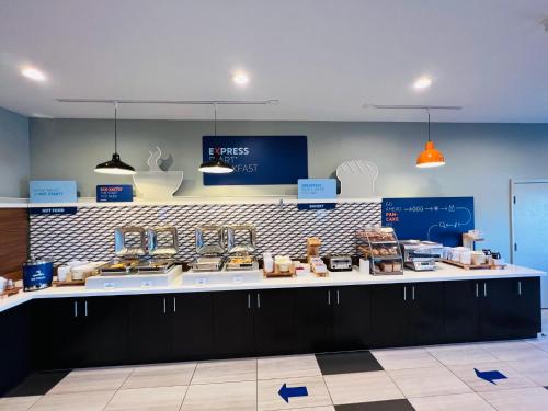 อาหารและเครื่องดื่ม, Holiday Inn Express & Suites Salinas by IHG in ซาลินาส (CA)