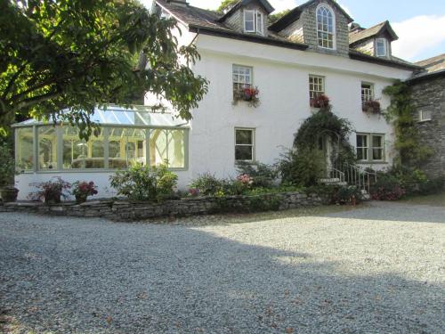 Walker Ground Manor - image 14