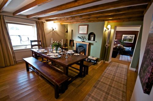 Stunning Yew Tree Cottage