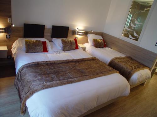 1 double bed, 1 twin bed