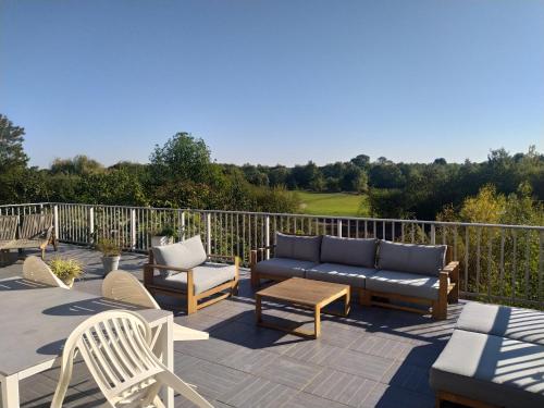 ระเบียง/ชานเรือน, Gîte La Pironnière - Piscine, Nature, au bord de la Rivière (Gite La Pironniere - Piscine, Nature, au bord de la Riviere) in มงเทรย-ซูร์-แมน