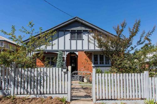 Fitzroy House - Federation charm near town centre