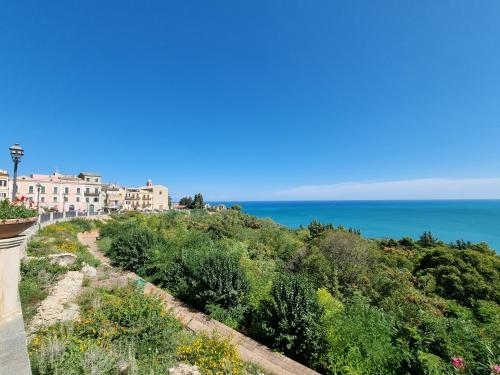 Dimore D'Avalos Boutique bed & breakfast in วาสโต