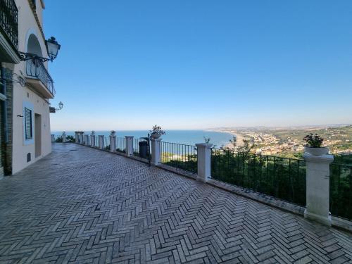 Dimore D'Avalos Boutique bed & breakfast in วาสโต