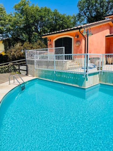 Villa con piscina sul lago
