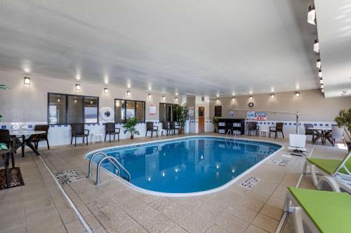 游泳池, 滑鐵盧-雪松瀑布凱富套房酒店 (Comfort Inn & Suites Waterloo - Cedar Falls) in 愛荷華州滑鐵盧 (IA)