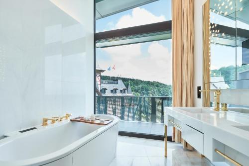 room detail thumbnail 2