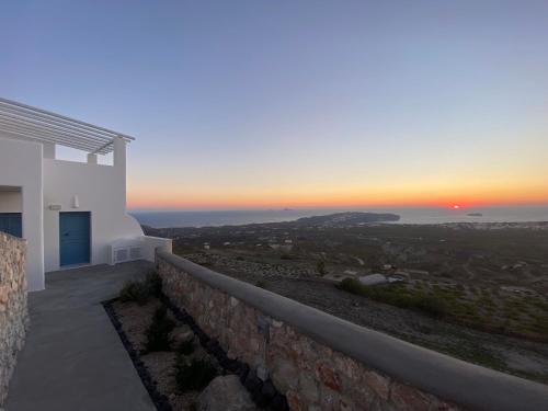 A szálláshely kívülről, ENA suites Santorini in Moni Profitou Iliou