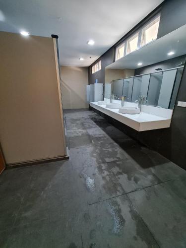 U806 2Bedrooms PoolAccess Netflix wifi85mbps Karaoke, Manila (photo 8)