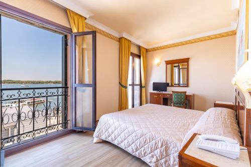 Superior Double Room with Front Lagoon View