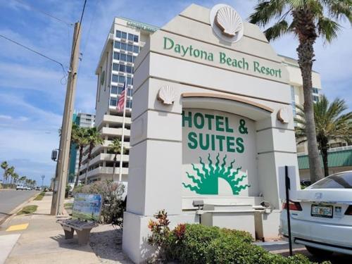Oceanfront Studio Condo With Balcony View Of Beach And Ocean In Daytona Beach Resort 1011 With 4 Pools Tiki Bar Grill in Daytona Beach, USA
