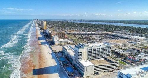 Oceanfront Studio Condo With Balcony View Of Beach And Ocean In Daytona Beach Resort 1011 With 4 Pools Tiki Bar Grill in Daytona Beach, USA