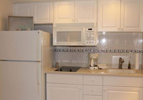 Oceanfront Studio Condo With Balcony View Of Beach And Ocean In Daytona Beach Resort 1011 With 4 Pools Tiki Bar Grill in Daytona Beach, USA