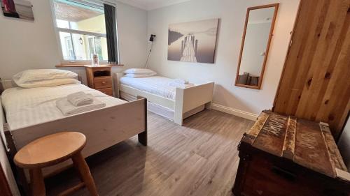 Beachcombers Apartments - image 5