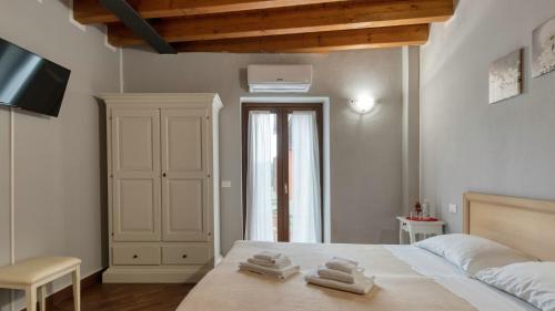 3 twin beds