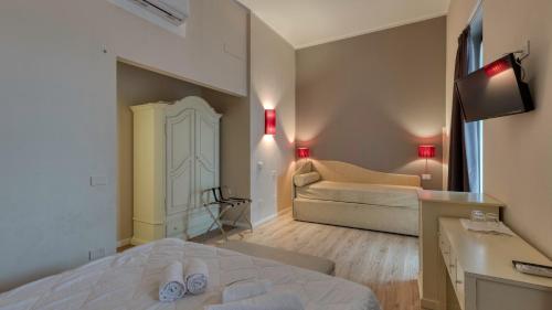 1 queen bed, 1 sofa bed