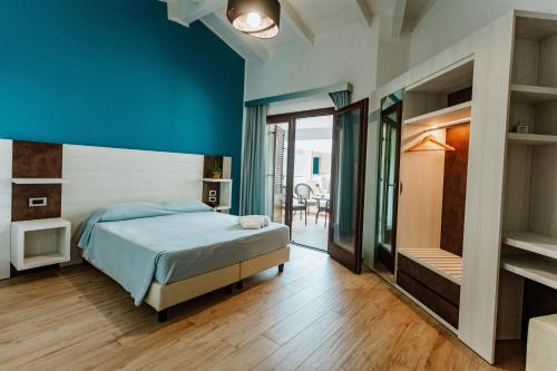 1 double bed, 2 twin beds