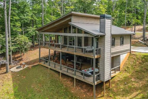 NEW Modern Cabin! 2 Large Decks, Hot Tub, Sleeps 8