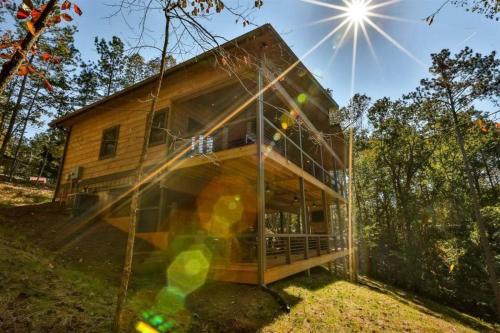 NEW Modern Cabin! 2 Large Decks, Hot Tub, Sleeps 8