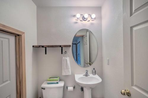 Bright Klamath Falls Townhome with Resort Perks