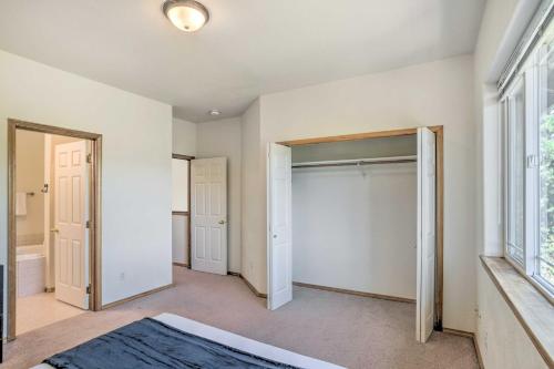 Bright Klamath Falls Townhome with Resort Perks