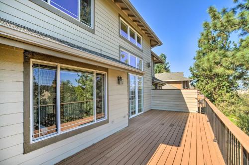 Bright Klamath Falls Townhome with Resort Perks