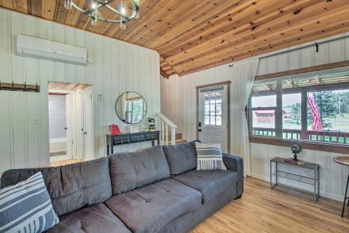 Woodsy Pinetop Cabin and Deck and Separate Casita