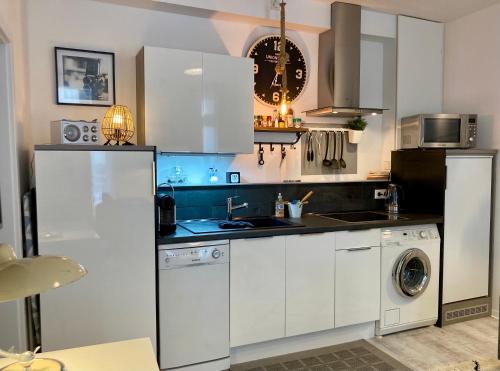 Living at Saarpartments - AdultsOnly - Business & Holiday Homes with Kitchen for Long- and Short Term stay, 3 min to St Johanner Markt and Points of Interest, Saarbrücken (fotografie 3)