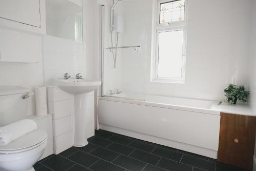 Banyo, 39 Court Rd in Horfield