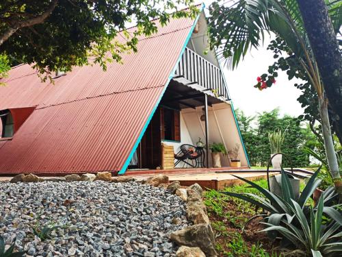 Casa de campo, charme e aconchego em cond. fechado