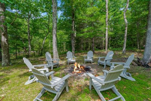 Lakefront Cottage w Hot Tub, Fire Pit, WiFi, Grill & Screened-In Porch in Morton Grove, USA