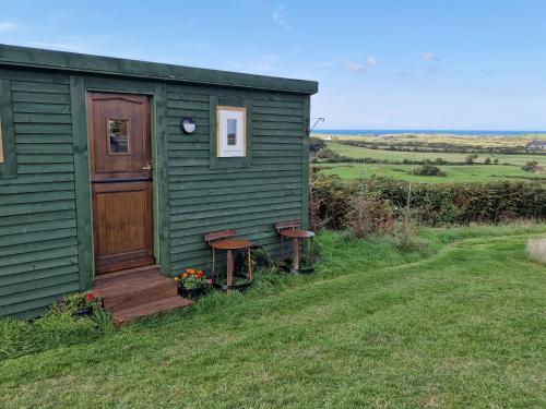 Stunning 1-Bed shepherd hut in Holyhead