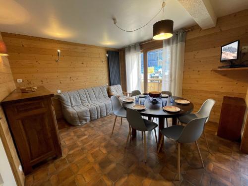 Apartment with Mountain View