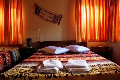 1 double bed, 1 twin bed