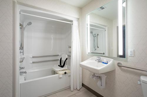 King Suite with Bath Tub - Disability Access