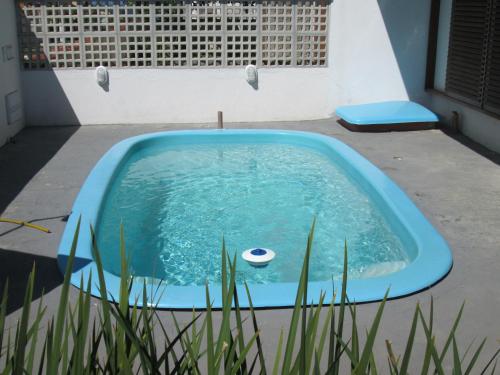 alugo casa em penha sc com piscina 50 metros da praia 4 qtos 2 ar 2 bh é top