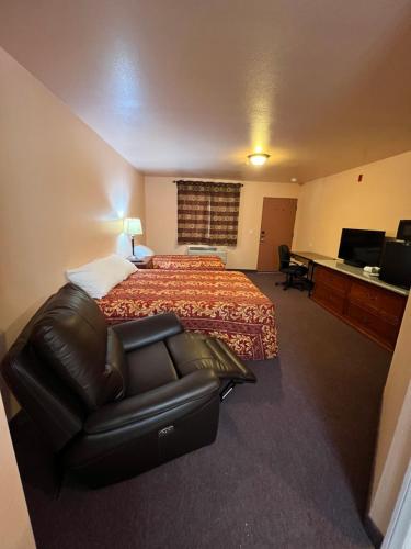 1 queen bed, 1 twin bed